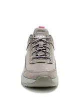 Championes Caterpillar modelo Surge Hiker Lo, color gris, de diseño robusto para trekking y uso urbano. Confeccionados en nubuck encerado y malla, cuentan con suela dentada de goma con tecnología SRX para mayor tracción y cordones redondos.