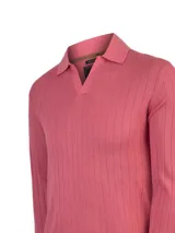 Sweater de punto color rosado, con diseño acanalado vertical, cuello polo y escote en V profundo.