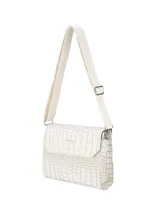 Bandolera Terrano color blanco con textura símil cocodrilo, solapa frontal con cierre magnético y placa metálica con el logo de la marca. Cuenta con una correa larga ajustable de tela con inscripciones estampadas.