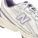 Championes New Balance modelo 740, de diseño técnico con base de malla blanca y superposiciones sintéticas en tono plateado con detalles en violeta. Cuenta con entresuela con tecnología ABZORB para amortiguación, logo N lateral en TPU y suela de goma resistente.
