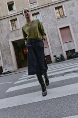 Bermuda de tiro alto en denim azul oscuro, corte ancho tipo culotte, con pinzas delanteras y pespuntes en color caramelo.