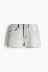 Short de cinco bolsillos en denim de algodón rígido, de tiro alto con cierre y botón, y bajo deshilachado.