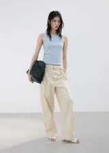 Top ajustado de punto acanalado con diseño a rayas horizontales en tonos celestes y blancos, cuello redondo y sin mangas.