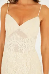 Vestido largo blanco de tirantes finos que combina encaje floral y tul plumeti, con escote en V y diseño romántico.