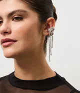 Aro ear cuff de metal plateado con incrustaciones de strass y tiras de cadenas colgantes con brillantes.
