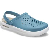 Zuecos Crocs modelo InMotion LiteRide Clog, de color gris en la parte superior perforada con tira trasera pivotante y suela gruesa de plataforma en color blanco con detalles negros.