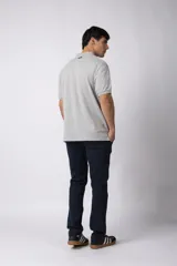 Pantalon chino de corte recto confeccionado en gabardina premium, con bolsillos laterales y traseros clásicos.