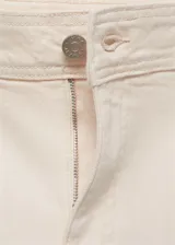 Jeans de tiro alto, corte culotte y pernera recta con bajo deshilachado. Confeccionados en tejido elástico de algodón estilo denim, cuentan con cierre de cremallera y botón, trabillas para cinturón y bolsillos traseros.
