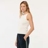 Camiseta sin mangas de punto acanalado color blanco, con cuello redondo y corte ajustado.
