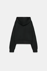 Sudadera azul con capucha ajustable con cordones, cierre frontal con cremallera, bolsillos delanteros de tipo canguro y manga larga.