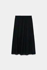 Falda larga de hilatura de algodón color negro, con tiro medio, cintura elástica y bolsillos laterales ocultos en costura. Presenta un diseño evasé.
