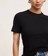 Remera básica de corte ajustado, color rosado, con mangas cortas y cuello redondo. Confeccionada en tejido de ribana lisa.