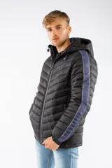 Campera puffer de nylon con relleno de guata, diseño capitoneado y capucha desmontable. Presenta cierre frontal, bolsillos laterales con cierre y detalles en color bordó en mangas y cierres.