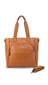 Cartera tipo tote marrón de diseño práctico y versátil, confeccionada en símil cuero con textura granulada. Cuenta con asas cortas fijas, bolsillos exteriores con cierre al frente y atrás, y bolsillos laterales abiertos. Su interior es amplio e incluye bolsillos organizadores. Viene con una correa ajustable y desmontable.