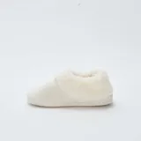 Pantuflas cerradas color beige, con exterior de ante sintético e interior de felpa.