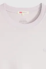 Remera Levi's de algodón color lila, de manga corta y cuello redondo, con pequeño logo bordado en el pecho.