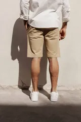 Bermuda lisa de corte clásico, con bolsillos laterales y traseros.