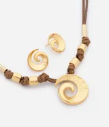Conjunto de collar y caravanas de metal dorado con diseño de espiral texturizado. El collar cuenta con cordón marrón de nudos decorativos y apliques metálicos.