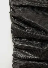 Vestido corto de fiesta con acabado metalizado brillante. Presenta un diseño palabra de honor con cuerpo drapeado y falda estilo globo con volumen. Cuenta con cierre de cremallera en la parte posterior y forro interior.