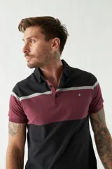 Polo de manga corta con corte regular, confeccionada en algodón. Presenta cuello clásico con botones y logo bordado en el pecho. Diseño a rayas horizontales en tonos de azul y blanco.