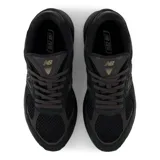 Championes New Balance modelo 2010, color negro, con capellada de cuero, piel de cerdo y malla. Entresuela ABZORB para amortiguación y absorción de impactos.