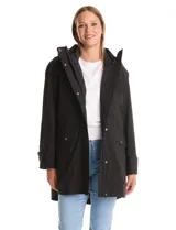 Gabardina técnica negra con sistema 3 en 1, compuesta por una capa exterior resistente al viento y lluvia con capucha, cierre frontal con solapa y bolsillos, y un chaleco interior capitoneado desmontable para mayor abrigo.