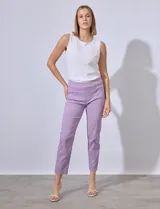 Pantalón de vestir verde esmeralda, de corte recto, con bolsillos laterales y traseros.