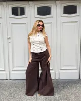 Pantalón jean color marrón oscuro, de corte wide leg y estilo relajado.