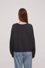 Sudadera gris oscuro de corte holgado y manga larga.