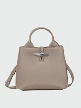Cartera de mano tamaño pequeño Longchamp de la línea Le Roseau, color verde, de diseño estructurado con doble asa y cierre de botón a presión con pasador metálico tubular.