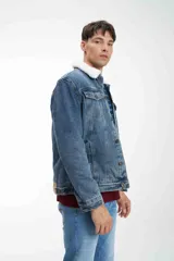 Campera de jean celeste unisex forrada en corderito blanco. Mangas forradas con nylon capitoneado.