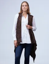 Chaleco largo tejido con estampado animal print en tonos marrón y negro.