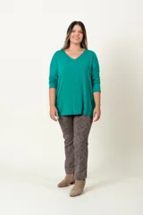 Pantalón recto alicrado color visón con diseño camuflado, bolsillos traseros y delanteros falsos.