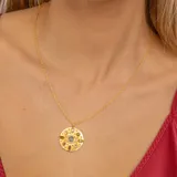 Collar dorado con colgante circular con diseño de ojo y piedras turmalinas multicolor y topacio blanco.