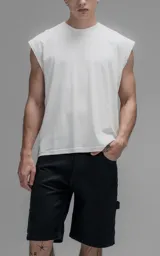 Musculosa de corte oversize con hombros caídos y cuello redondo, confeccionada en algodón premium. Presenta un diseño holgado y relajado.