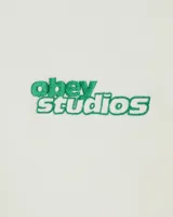 Buzo de cuello redondo Obey, color blanco crema, con estampado pequeño en el pecho con el logo de la marca en color verde.