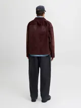 Pantalón gris oscuro de corte holgado, con pinzas en la cintura y estilo relaxed.
