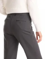 Pantalón de vestir corte recto, color gris oscuro, con tiro alto y cintura elástica.