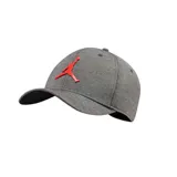 Gorra Jordan modelo CLC99 de estilo clásico, color gris jaspeado con el logo Jumpman en color rojo vibrante en la parte frontal.