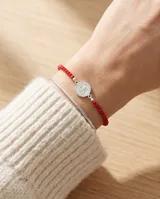 Pulsera de cuentas de cristal rojas con medalla central de San Benito en plata 925.