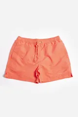 Short de baño liso color coral, con cintura elástica y cordón de ajuste. Posee bolsillos laterales y suspensor interno.