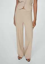 Pantalón de corte recto y diseño fluido, confeccionado en una mezcla de viscosa y poliamida. Presenta un cierre de cremallera invisible en el lateral y un diseño largo.