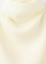 Jersey de punto fino color blanco, con cuello alto, diseño recto y manga larga con detalle fruncido en los hombros.