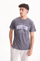 Remera gris de manga corta, con corte regular fit y estampado frontal "Boston College Team Department of Athletic" en color blanco.