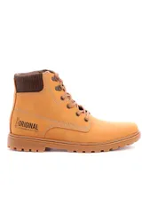 Bota de cuero color tostado con cordones, suela track y detalle de cuello acolchado marrón.