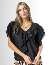 Blusa negra de algodón con escote en V y volados frontales, de mangas cortas fluidas.