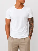 Remera blanca de manga corta, corte slim fit con ajuste al cuerpo y cuello redondo.