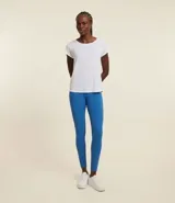 Remera básica de manga corta confeccionada en microfibra, con escote redondo y calce holgado. Es una prenda versátil de secado rápido, ideal para actividades deportivas o uso casual.