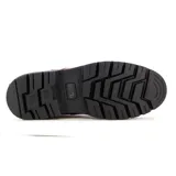 Bota tipo Chelsea de cuero color café, con paneles laterales elásticos en tono marrón oscuro y suela de goma dentada negra.