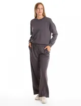 Pantalón jogger de corte recto, color blanco, con cintura elástica, cordón de ajuste y bolsillos laterales.